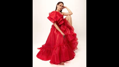 `అఖండ` ఇచ్చిన జోష్‌తో రెచ్చిపోతున్న బాలయ్య హీరోయిన్‌.. హాట్‌ హాట్‌ అందాలతో చెమటలు పట్టిస్తున్న ప్రగ్యా 