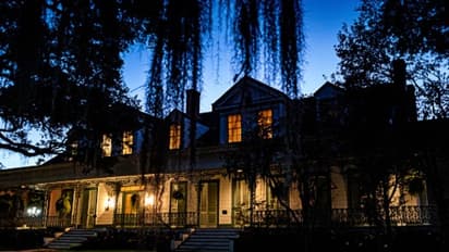 হোটেলে রাত কাটাতে গেলেন যুগল, প্রেমিকার সঙ্গে এ কি করল ভূত, ভয়ে কাঁপছেন প্রেমিক