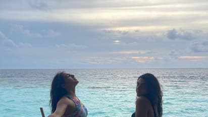 நீச்சல் குளத்தில் டூபீஸ் கவர்ச்சியில் தனுஷ் பட நாயகி..பிகினிக்கே இவங்கதான் அடையாளமா?