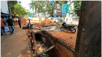 എങ്ങുമെത്താതെ സ്‍മാര്‍ട്ട് റോഡ് പദ്ധതി;ഡിപിആര്‍ അടിക്കടി മാറ്റുന്നു,റോഡുകള്‍ കുഴിച്ചതിനാല്‍ ജനം ദുരിതത്തില്‍