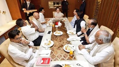 మిత్రపక్షాల నాయకులతో సోనియా గాంధీ ముచ్చట్లు.. అక్కడే అఖిలేష్ యాదవ్.. సరికొత్త చర్చ..?