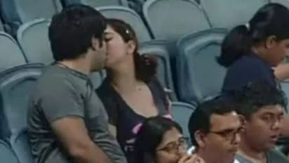 ముద్దులాట ముద్దులాట.. ఇద్దరాడే ముద్దులాట.. మధ్యలో ఎవడు చూస్తే ఏంటట? మ్యాచ్ చూడటానికి వచ్చి ఇదేం పని..