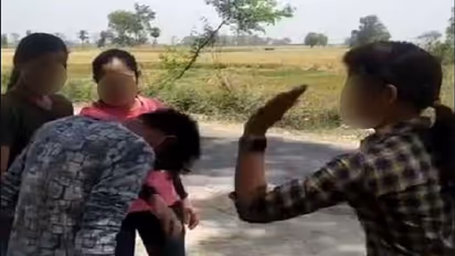 धोखा खाकर शोहदा फिर कर बैठा वही हरकत, जींस-टीशर्ट वाली लड़कियों की सच्चाई जानने के बाद कान पकड़कर मांगी माफी