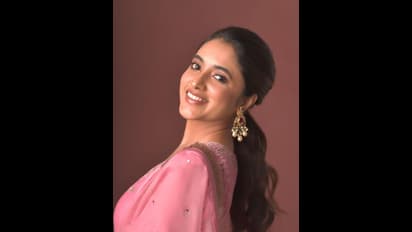 Priyanka Mohan Pics : చూపుల బాణాలు విసురుతున్న నాని హీరోయిన్.. చుడీదార్ లో మైమరిపిస్తున్న ప్రియాంక మోహన్..