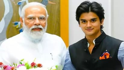 पहले पीएम मोदी से मुलाकात, अब राजनीति में लांचिंग की तैयारी, जानें सिंधिया परिवार के युवराज की कहानी