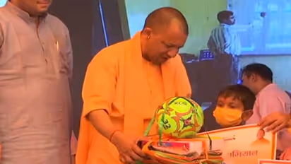 सीएम योगी ने स्कूल चलो अभियान को दिखाई हरी झंडी, कहा- शिक्षा हमारे लिए बेहद महात्वपूर्ण