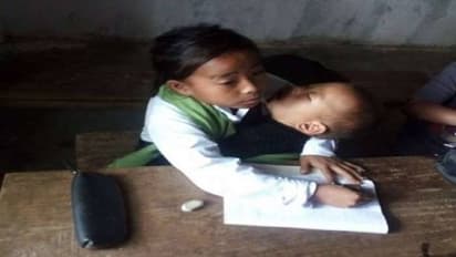 Meiningsinliu Pamei : കുഞ്ഞനിയത്തിയെയും മടിയിലിരുത്തി ക്ലാസിൽ പങ്കെടുക്കുന്ന 10 വയസുകാരി... 