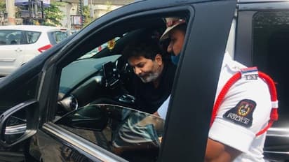 ట్రాఫిక్ రూల్స్ బ్రేక్ చేసిన దర్శకుడు త్రివిక్రమ్.. జరిమానా