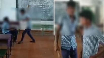  கொஞ்சம் கூட அடங்காத பள்ளி மாணவர்கள்.. மாணவர் ஒருவர் சக மாணவர்களை துடப்பத்தால் தாக்கும் காட்சி வைரல்.!