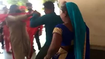 छत्तीसगढ़ में गजब का ड्रामा:  दूसरी शादी कर रहा था दूल्हा कि आ धमकी पहली पत्नी, कॉलर पकड़कर घसीटा, थप्पड़ जड़े