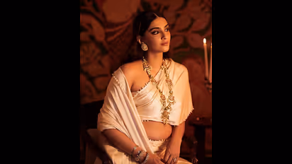 সোনমের কোর্টের বোতাম খোলা-ঠিকরে বেরিয়ে আসছে বেবি বাম্প, উরফি-রিহানার নাম করে কটাক্ষ নেটিজেনদের 