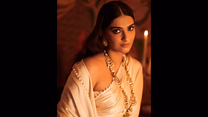 উন্মুক্ত বেবিবাম্প, শাড়ির আঁচল দিয়ে বক্ষযুগল ঢেকে বোল্ড ফোটোশ্যুটে ঝড় অন্তঃসত্ত্বা সোনমের