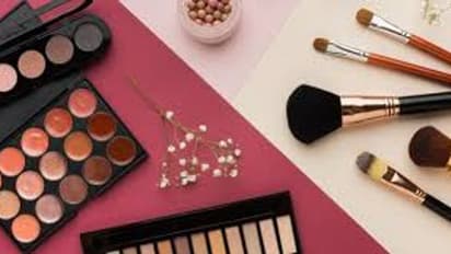 মেকআপ দীর্ঘস্থায়ী হবে Setting Spray-র গুণে, রইল ব্যবহারের সহজ পদ্ধতি