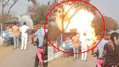 கோவில் வாசலில் தீப்பிடித்து எரிந்த புது பைக் - வைரலாகும் வீடியோ..!