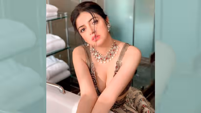 चेहरे पर गिरती जुल्फें, गले में बड़ा सा नेकलेस; लहंगे में बेहद खूबसूरत लगी गुलशन कुमार की बहू दिव्या