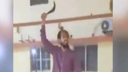 போலீசாரை கத்தியால் குத்திய ஐ.ஐ.டி. பட்டதாரி.. பரபரப்பான கோரக்பூர் கோயில்... நடந்தது என்ன?