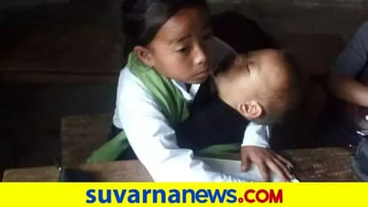 ಪುಟ್ಟ ತಂಗಿಯನ್ನು ಮಡಿಲಲ್ಲಿ ಕೂರಿಸಿಕೊಂಡು ಪಾಠ ಕೇಳುವ 10 ವರ್ಷದ ಬಾಲಕಿ