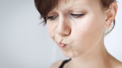 থুতনিতে জমে থাকা ব্ল্যাক হেডস দূর করুন ঘরোয়া উপায়, রইল কয়টি প্যাকের হদিশ