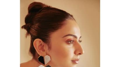 Rakul Latest Pics : లేటెస్ట్ ఫొటోషూట్లతో పిచ్చెక్కిస్తున్న రకుల్.. ఫిట్ నెస్ బ్యూటీ ఫోజులకు తమన్నా ఫిదా..