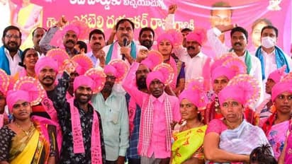 వరిపై కేంద్రంపై టీఆర్ఎస్ పోరు: ఎడ్లబండితో దయాకర్ రావు నిరసన (ఫోటోలు)