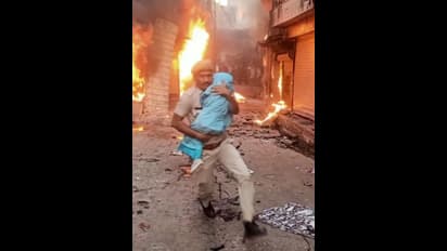 அந்த மனசு தான் சார் கடவுள்.. உயிரை பணயம் வைத்து குழந்தையை மீட்ட போலீசார்.. வீடியோ வைரல்..