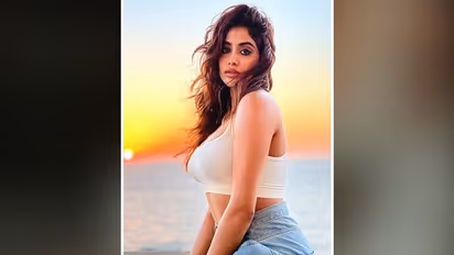 উদ্ভোধনী অনুষ্ঠানে পৌঁছাতে দেরী, লক্ষ্নৌতে ভক্তদের ভিড়ে নাজেহাল জাহ্নবী