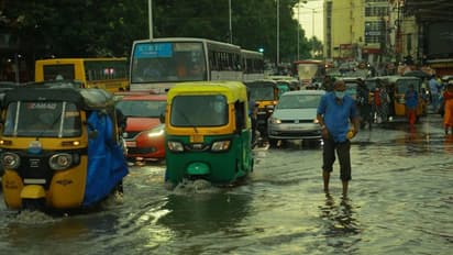 ৪০ থেকে ৫০ কিমি বেগে ঝোড়ো হাওয়া, বজ্রবিদ্যুৎ সহ ঝেপে বৃষ্টি এই ৬ জেলায়