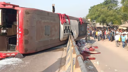 अयोध्या में यात्रियों से भरी बस पलटने से हुआ भीषण सड़क हादसा, दो की मौत, दर्जनों घायल