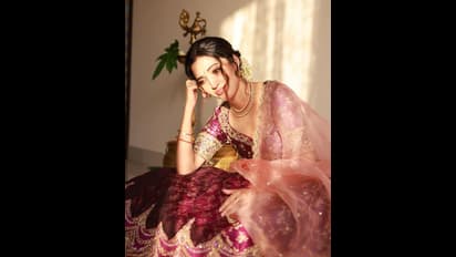 Neha Shetty Pics : కాశ్మీర్ యాపిల్ లా మెరిసిపోతున్న నేహా శెట్టి.. రాధిక చూపులకు కుర్రాళ్లు ఆగం..