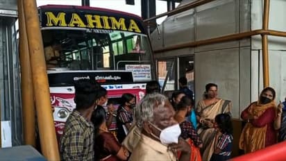 Panniyankara Toll Plaza: ടോൾ കൊടുക്കാതെ സർവീസ് തുടങ്ങി സ്വകാര്യ ബസുകൾ; പന്നിയങ്കരയിൽ പ്രതിഷേധം വേറെ ലെവൽ