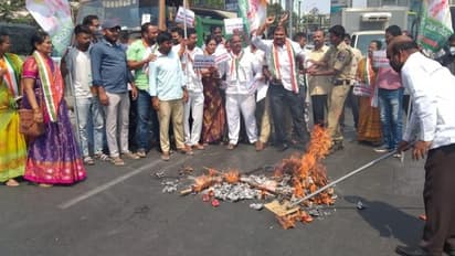 Telangana: నిరసన తెలుపుతున్న కాంగ్రెస్ కార్యకర్తలపై దాడి.. ఐదుగురికి గాయాలు