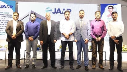 గుజరాత్ పారిశ్రామికవేత్తలు అహ్మదాబాద్ కంటే హైదరాబాద్నే ఇష్టపడుతున్నారు: మంత్రి కేటీఆర్