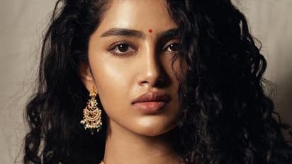 Anupama Parameswaran Pics : సిల్క్ చీరలో కవ్విస్తున్న అనుపమా.. మతిపోయేలా గ్లామర్ బ్యూటీ ఫోజులు..