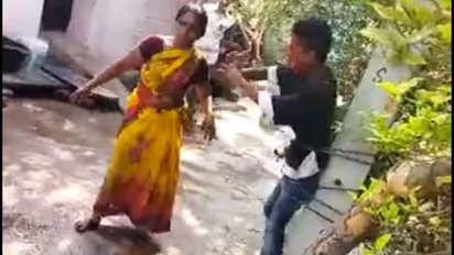 கஞ்சாவுக்கு அடிமையான மகன்.. கம்பத்தில் கட்டி வைத்து, முகத்தில் மிளகாய் பொடி தடவிய தாய்..!