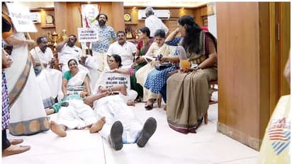 'കുടിവെള്ളത്തിന് പകരം നൽകുന്നത് ചെളിവെള്ളം'; തൃശ്ശൂർ കോർപ്പറേഷനിൽ പ്രതിപക്ഷ പ്രതിഷേധം, നാടകീയരംഗങ്ങൾ