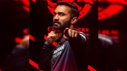 అతను, ఎమ్మెస్ ధోనీకి తక్కువేమీ కాదు... దినేశ్ కార్తీక్‌పై ఫాఫ్ డుప్లిసిస్ కామెంట్...