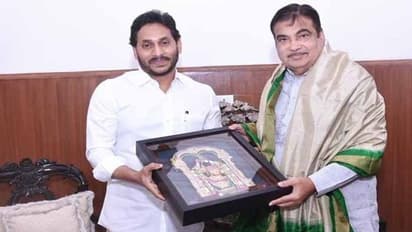 కేంద్రమంత్రి నితిన్ గడ్కరీతో వైఎస్ జగన్ భేటీ: రాష్ట్ర సమస్యలపై చర్చ
