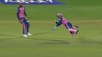 IPL 2022 : 'കോലി മനസില് കണ്ടത് സഞ്ജു മാനത്ത് കണ്ടു'; മിന്നല് വേഗത്തില് ഒരു റണ്ണൗട്ട്- വീഡിയോ കാണാം