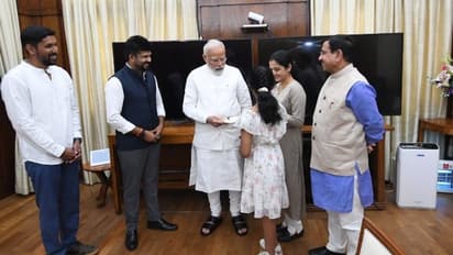 ಸಂಸದ ಪ್ರತಾಪ್ ಸಿಂಹ, ಶಿಲ್ಪಿ ಅರುಣ್ ಯೋಗಿರಾಜ್ ಪ್ರಧಾನಿ ಮೋದಿ ಭೇಟಿ: ಯೋಗ ದಿನಾಚರಣೆಗೆ ಮೈಸೂರಿಗೆ ಆಹ್ವಾನ