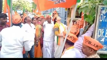 சும்மா பந்தாவா வந்து.. பாஜக கொடியை தலைகீழாக ஏற்றிய நடிகை குஷ்பு.. ஆடிப்போன நிர்வாகிகள்.