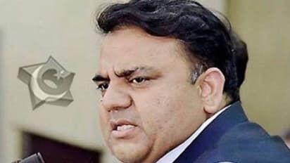 इमरान के मंत्री ने पत्रकारों को कहा 'बिका हुआ' प्रेस कॉन्फ्रेंस में चौधरी फवाद हुसैन के खिलाफ नारेबाजी