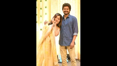 మహేష్ డైరెక్టర్ తో దళపతి విజయ్ ఫస్ట్ తెలుగు మూవీ షురూ.. దిష్టి తీసిన రష్మిక, వైరల్ ఫొటోస్  