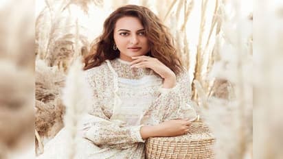 सोनाक्षी सिन्हा की लेटेस्ट फोटोज, समंदर में अदाएं दिखाती नजर आ रही हैं वो