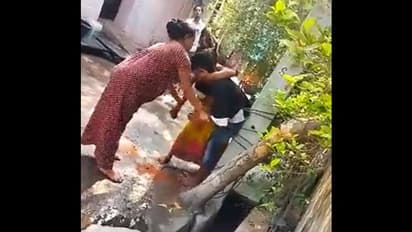 ছেলের চোখে লঙ্কা গুঁড়ো ডলে দিল মা, ভিডিও দেখে আঁতকে উঠল সোশ্যাল মিডিয়া 