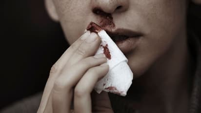 వీడి దుంపతెగ.. భార్యముక్కు కోసి.. జేబులో వేసుకుని పరార్.. ఎందుకంటే..