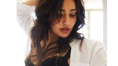 Neha Sharma Hot Pics : హాట్ బాంబ్ పేల్చిన నేహా శర్మ.. షర్ట్ విప్పేసి బికినీలో అందాల విందు.. మతిపోయేలా ఫోజులు..
