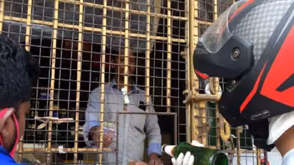 இனி ஹெல்மெட் அணிந்தால் தான் சரக்கு.. குடிமகன்களுக்கு அதிர்ச்சி கொடுத்த மாவட்ட ஆட்சியர்..!