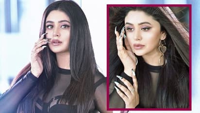 ব্রালেটে স্পষ্ট বক্ষ-বিভাজিকা, পোশাক বদলে রেট্রো লুকে নজর কাড়লেন ঋতাভরী