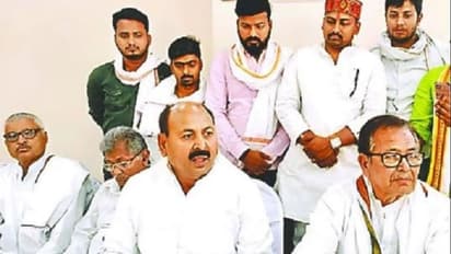 एमएलसी चुनाव से पहले सपा को लगा बड़ा झटका, 33 साल पार्टी में रहने के बाद पूर्व सांसद ने दिया इस्तीफा