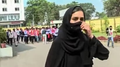 हिजाब बैन : प्री यूनिवर्सिटी एग्जाम में हिजाब के साथ नहीं मिला प्रवेश, उडुपी की दो छात्राओं ने छोड़ी परीक्षा